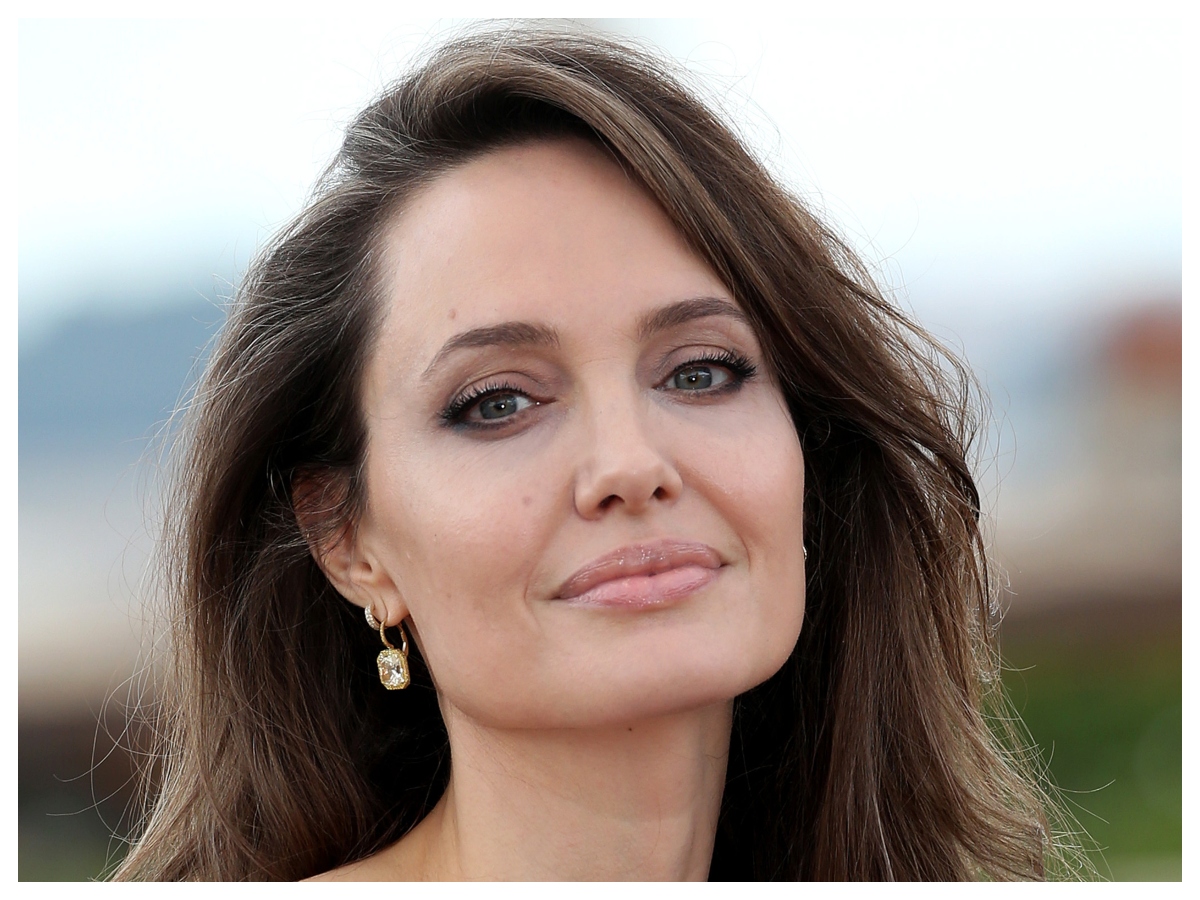 Η Angelina Jolie έχει μόνο ένα καλλυντικό στην τσάντα της και είναι αυτό