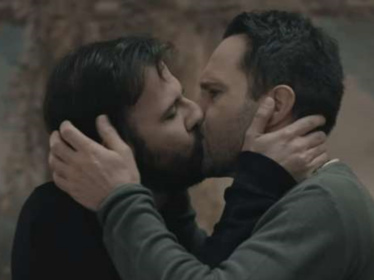 Μέμος Μπεγνής: Το gay φιλί με συμπρωταγωνιστή του σε σειρά της κυπριακής τηλεόρασης και οι αντιδράσεις – Βίντεο