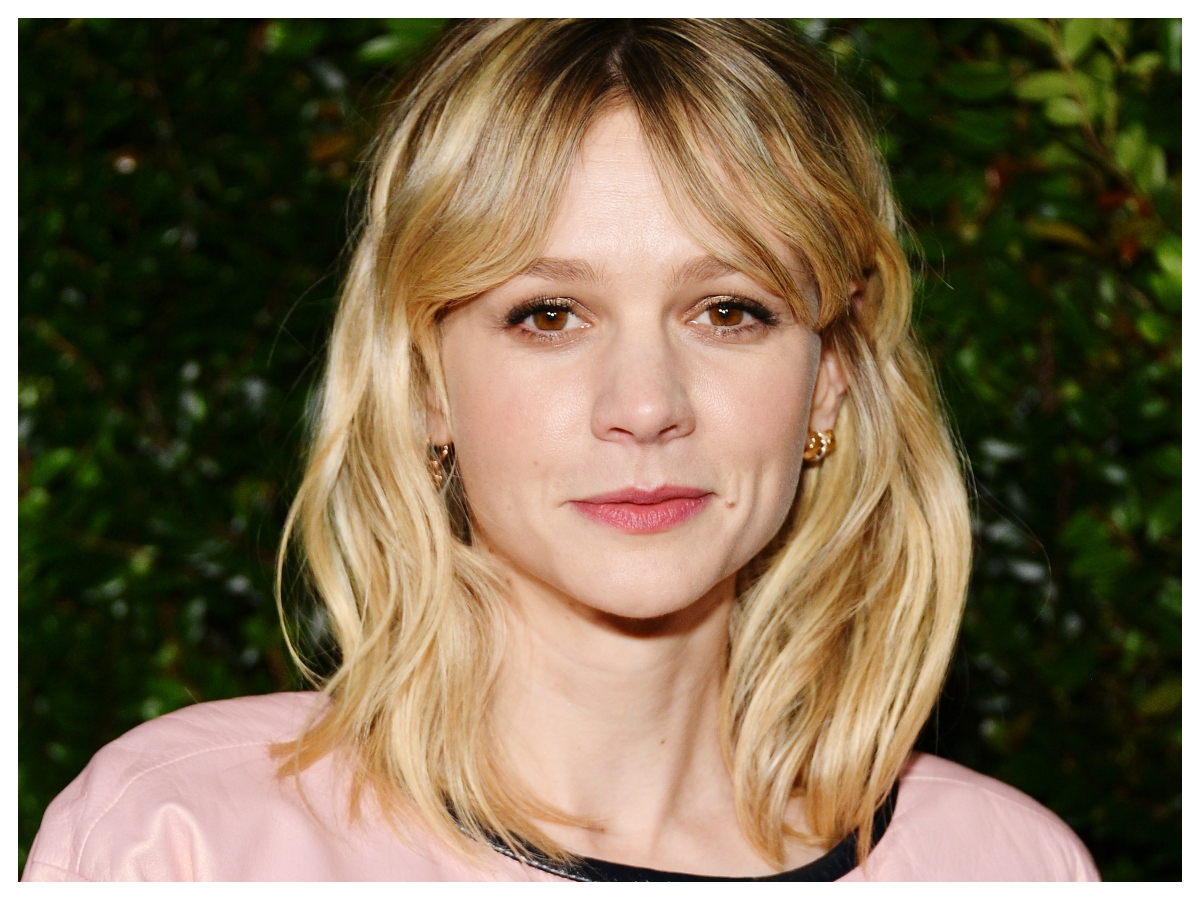 Η Carey Mulligan έχει πάντα στην τσάντα της αυτά τα δύο εργαλεία μασάζ για το πρόσωπο