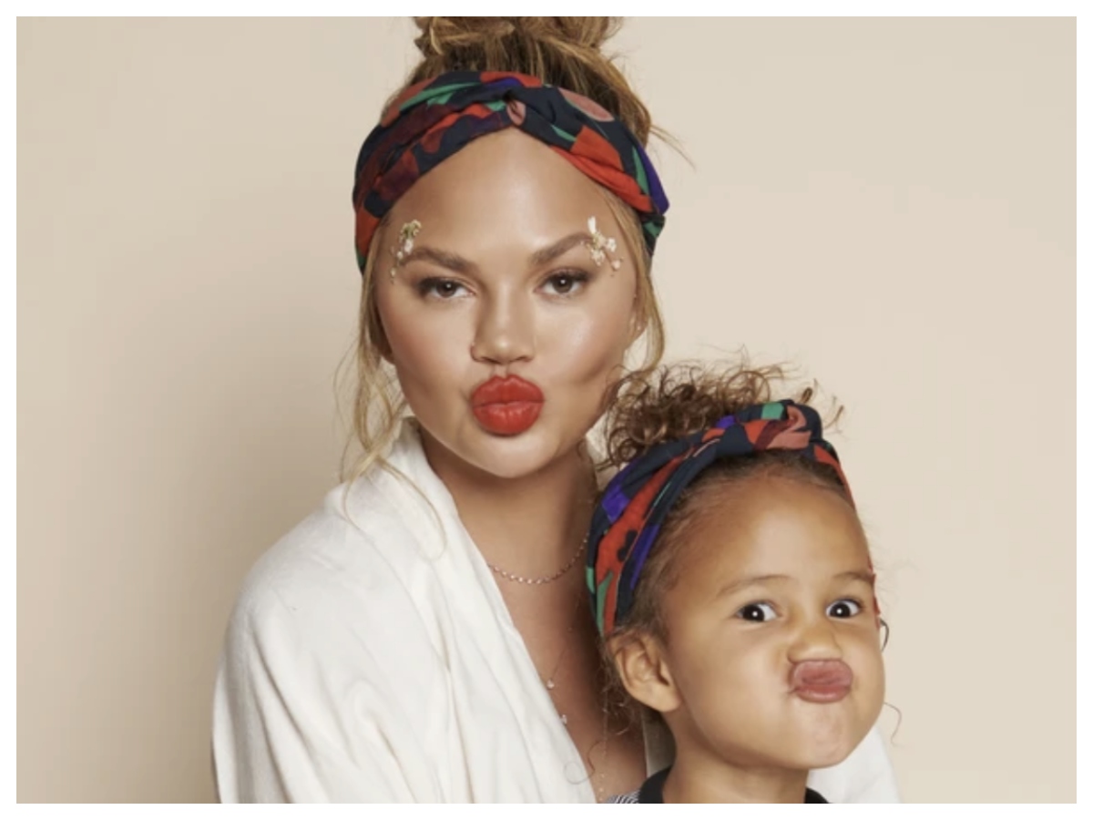 H Chrissy Teigen έβγαλε headbands και μοντέλα είναι η κόρη και ο σύζυγός της