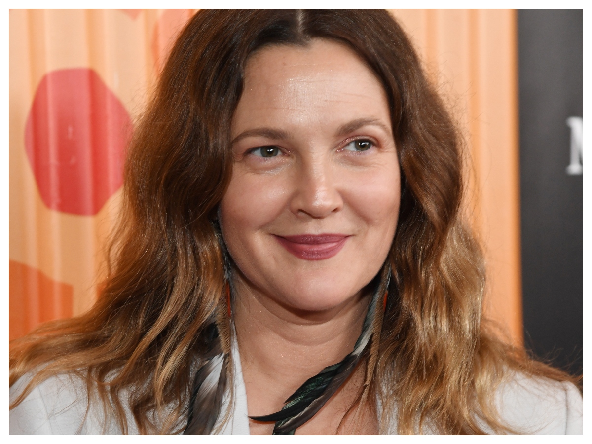 Η Drew Barrymore δεν έχει κάνει ποτέ τίποτα στο πρόσωπό της και υπάρχει λόγος γι’αυτό!