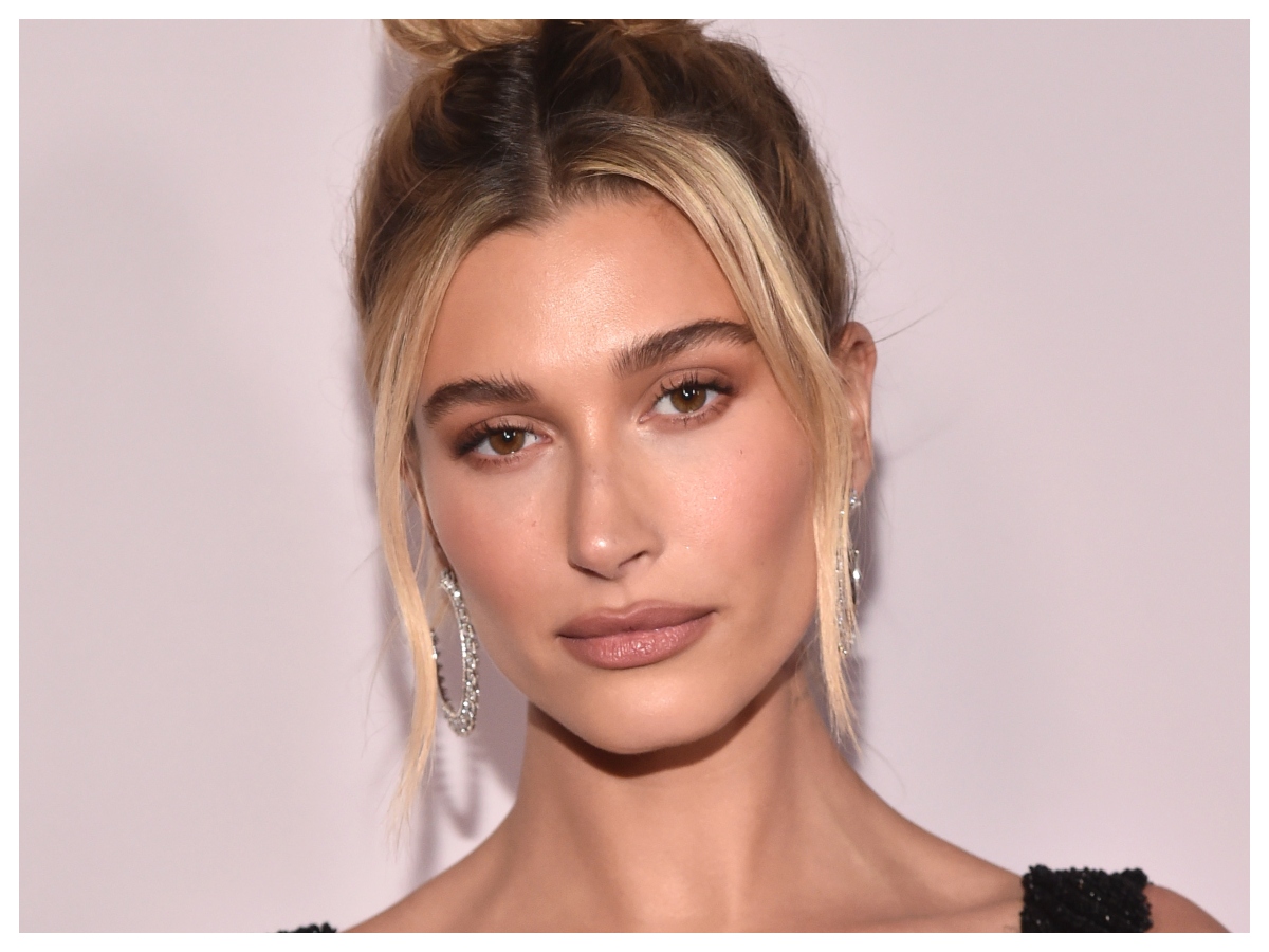 Τώρα εξηγούνται όλα! Η Hailey Bieber ποζάρει με την κούκλα μαμά της για skincare brand