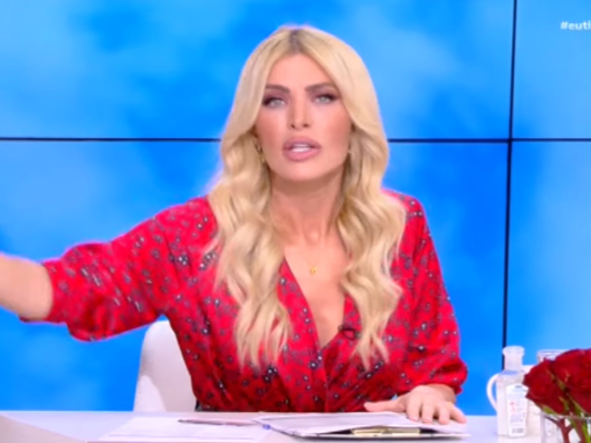 Κατερίνα Καινούργιου – Έξω φρενών στον αέρα: “Έχω τάση για εμετό – Έχουν κάνει τέρατα σε ανήλικα”