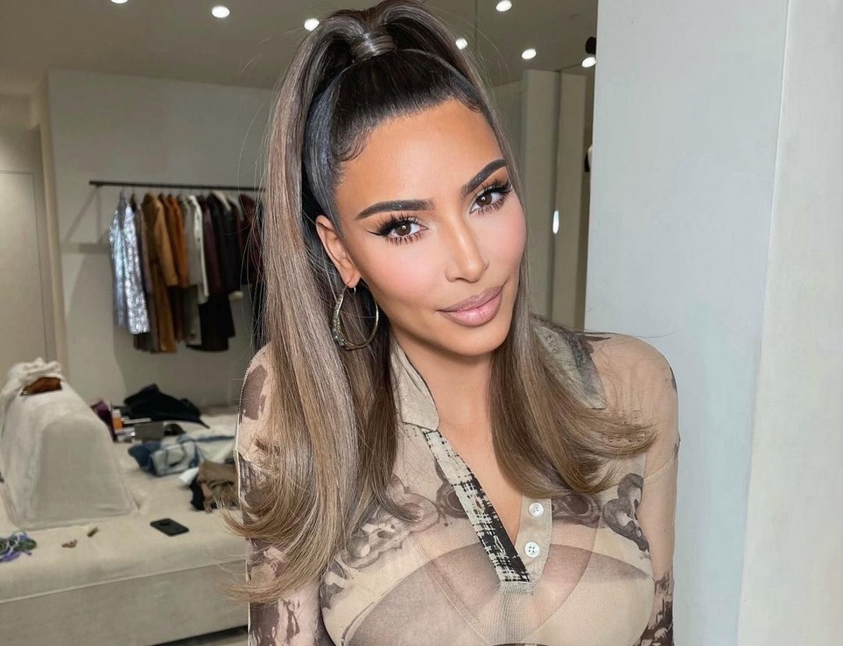 Kim Kardashian: Ποζάρει σχεδόν όπως τη γέννησε η μαμά της και ρίχνει το Instagram
