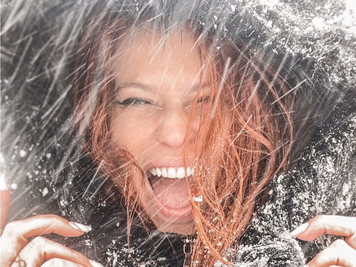 Σίσσυ Χρηστίδου: Εγκλωβίστηκε από τα χιόνια στο σπίτι της – Βίντεο