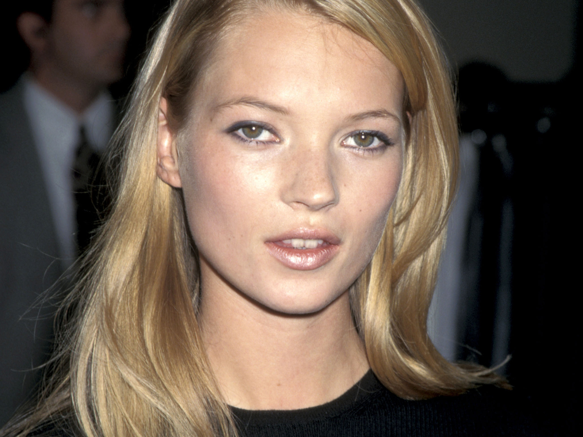 H Kate Moss επιστρέφει στα 90s με αυτή την καμπάνια