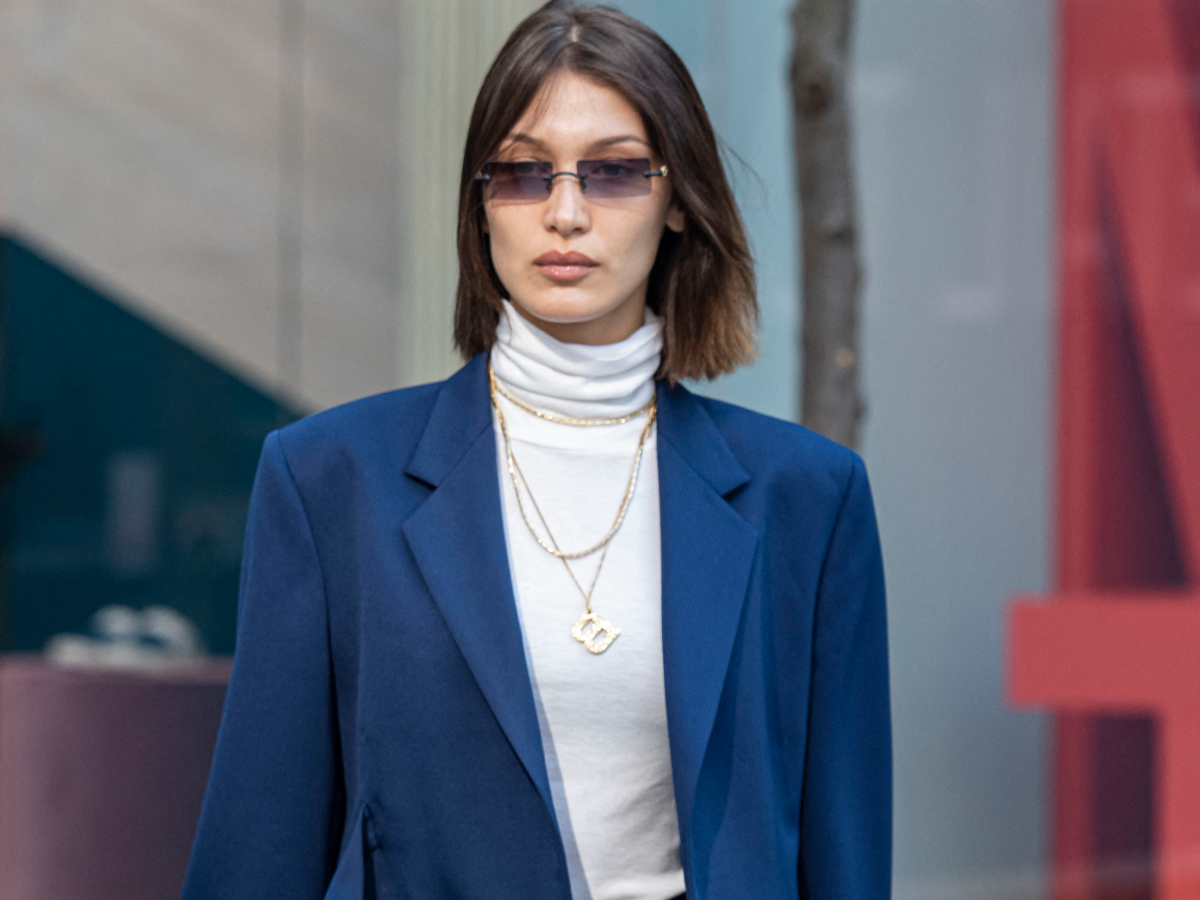 Weekend style: Η Bella Hadid μας δίνει ιδέα για cool εμφάνιση με κουστούμι