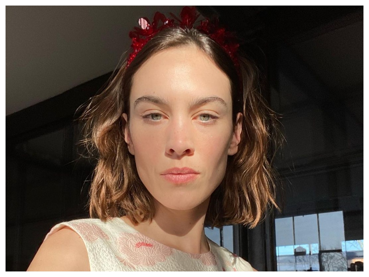 H Alexa Chung έκοψε το κάπνισμα και αγόρασε όλα τα serum που της είπε η skincare guru της! Ποια είναι