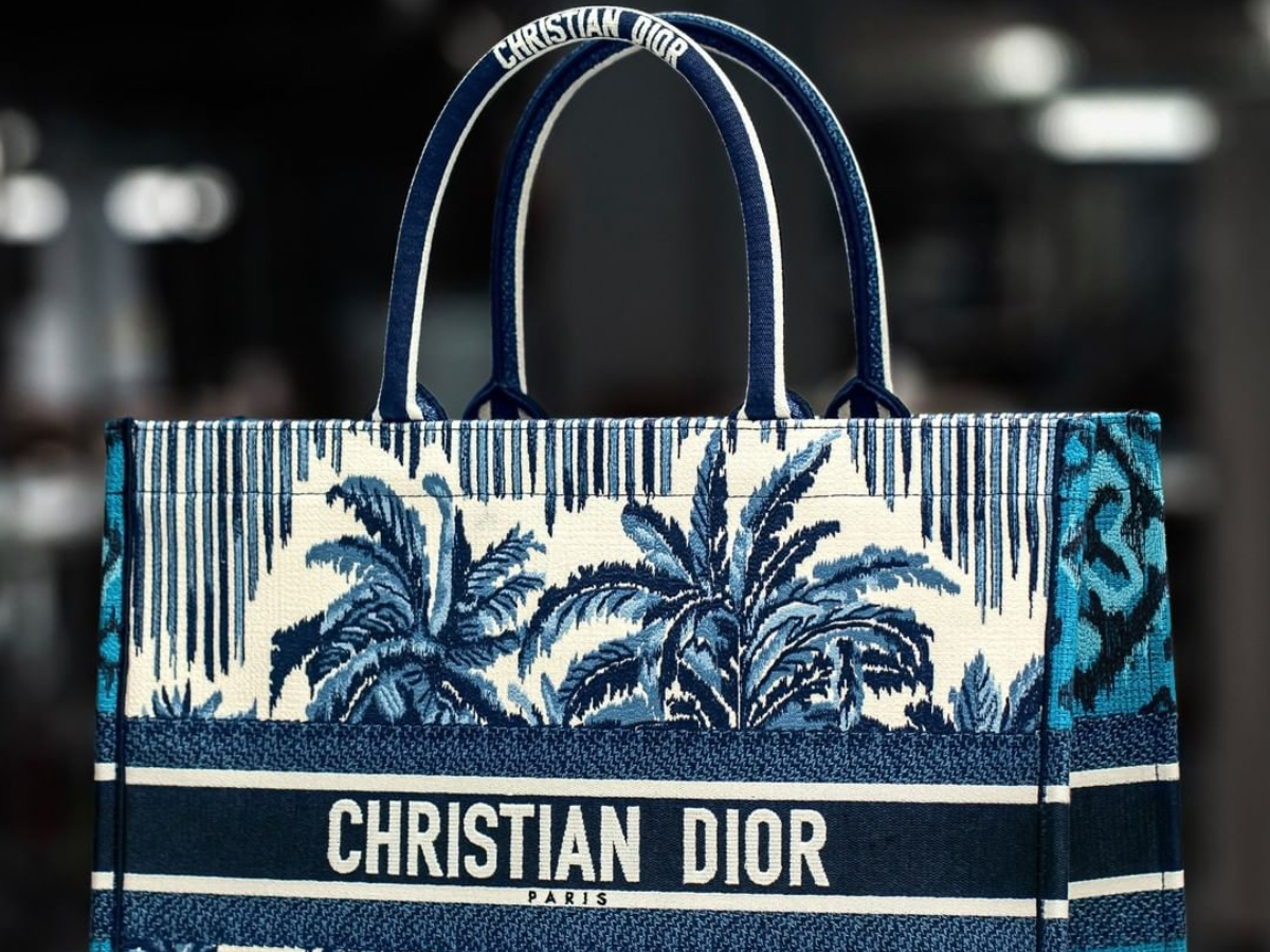 Δείτε καρέ καρέ πως φτιάχνεται η νέα iconic τσάντας του οίκου Dior