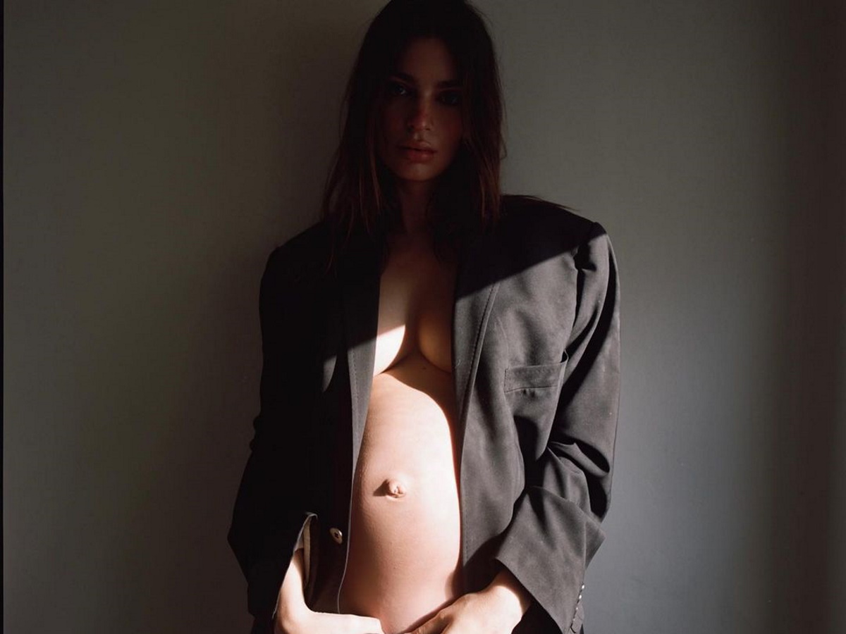 Emily Ratajkowski: Ποζάρει χωρίς ρούχα στον 8ο μήνα της εγκυμοσύνης της
