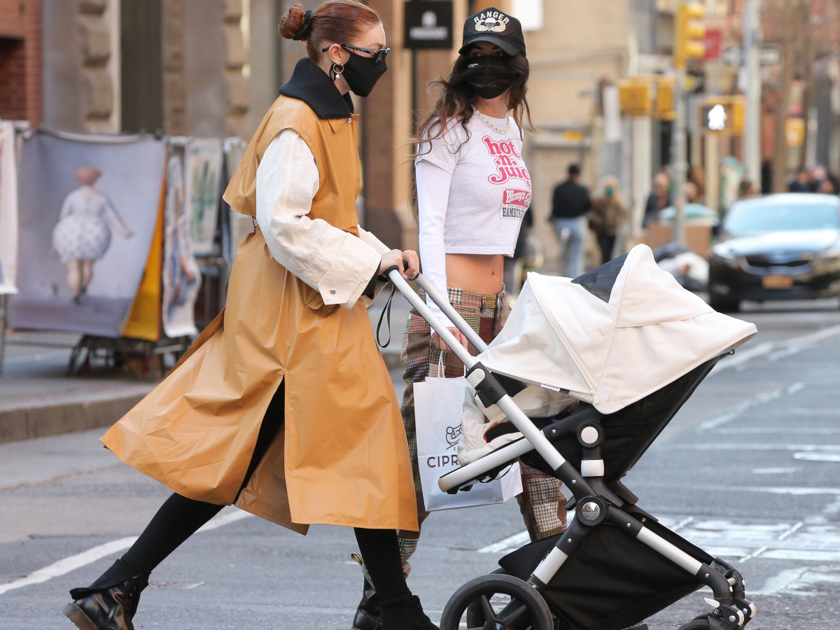 H Gigi Hadid έχει το πιο cool mom style και το αποδεικνύει κάθε φορά που βγάζει βόλτα την κόρη της