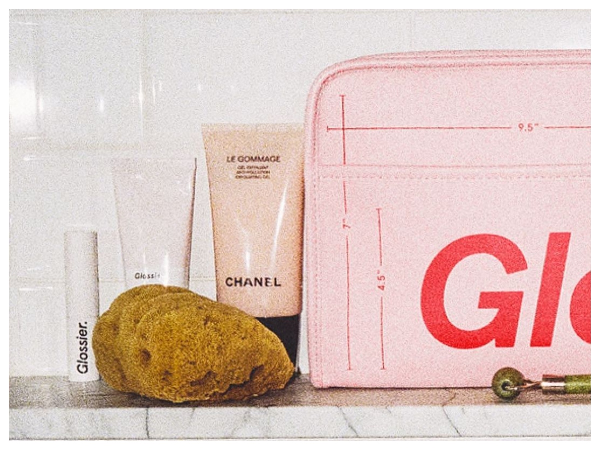 Τα Glossier έβγαλαν το πιο cool νεσεσέρ και τώρα ψάχνουμε τρόπους να φτάσει στα χέρια μας