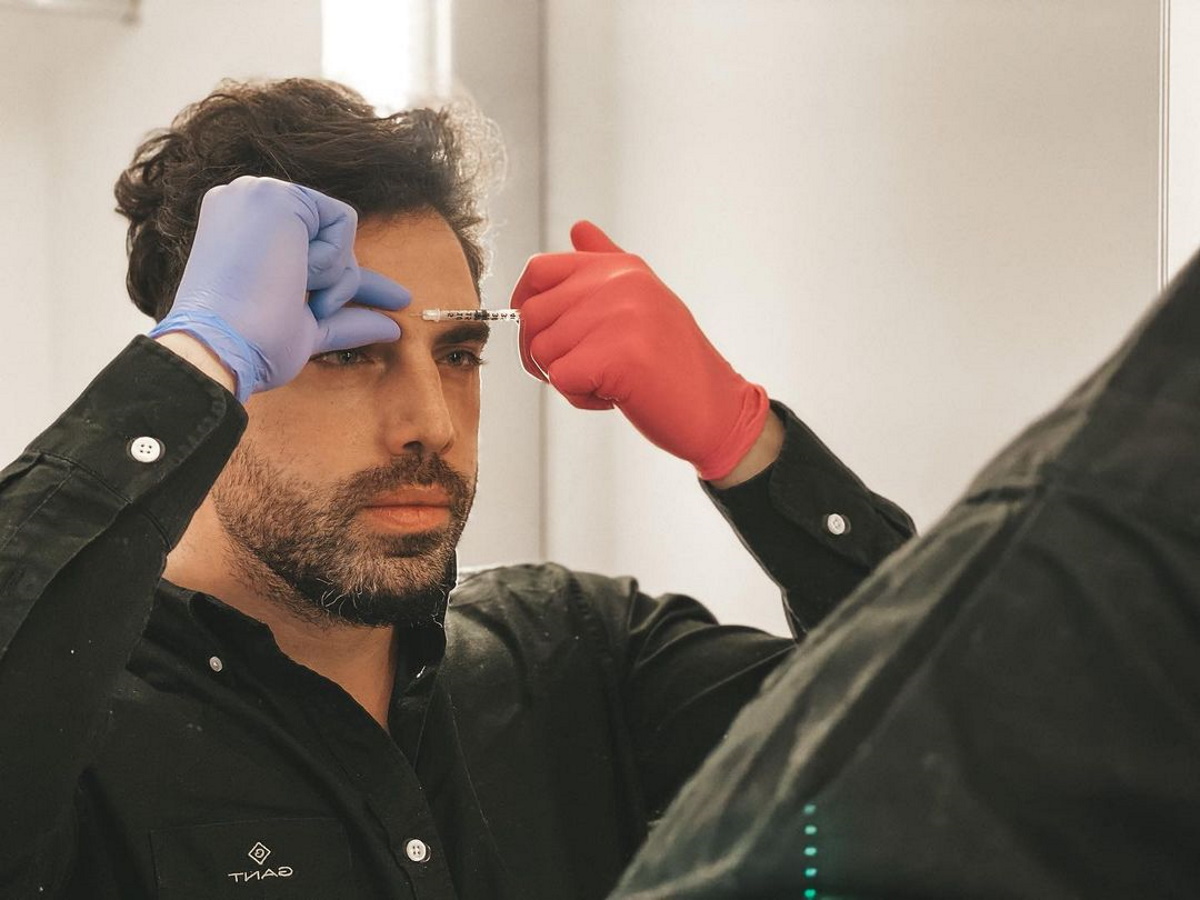 Ιάκωβος Γκόγκουα: Ο γοητευτικός γιατρός των διασήμων ετοιμάζει βιβλίο “αυτοβοήθειας”