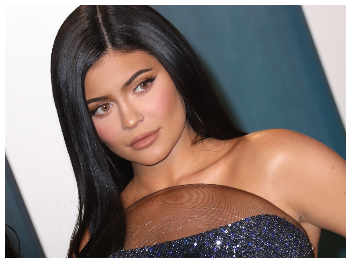 Το μανικιούρ της Kylie Jenner συνδυάζει τις τρεις μεγαλύτερες τάσεις της άνοιξης