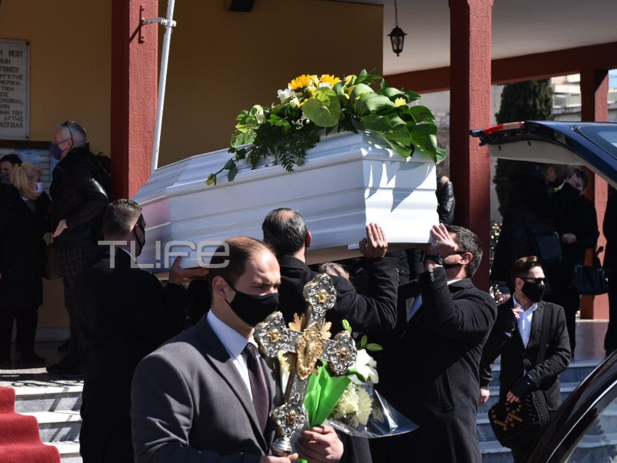 Μιχάλης Νομικός: Θλίψη στην κηδεία του κομμωτή των διασήμων