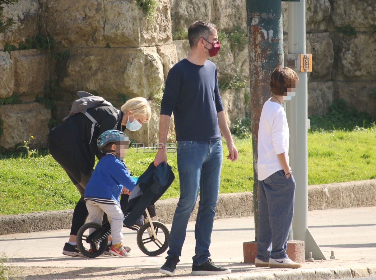 Σία Κοσιώνη – Κώστας Μπακογιάννης: Οικογενειακή βόλτα στο κέντρο της Αθήνας