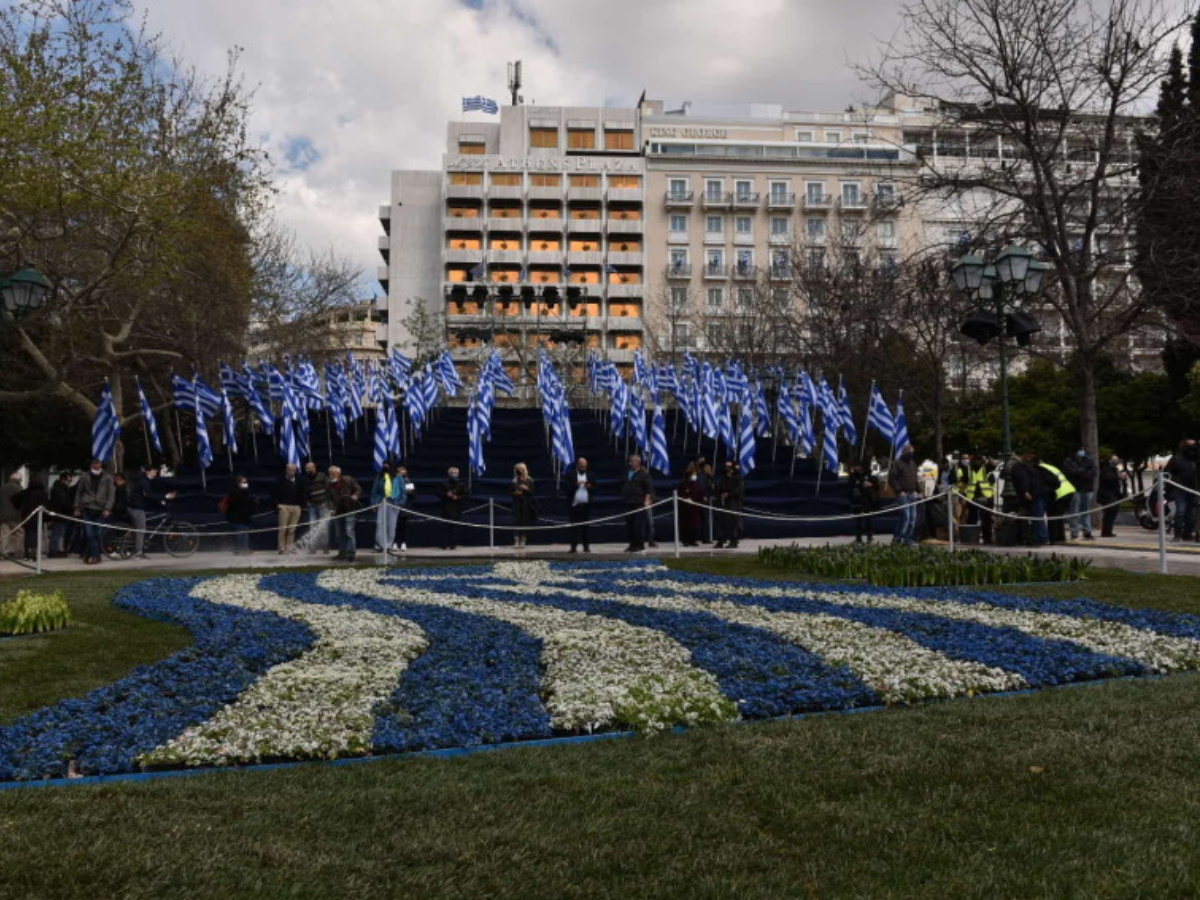 25η Μαρτίου: Φωτορεπορτάζ του TLIFE με τον ξεχωριστό στολισμό στο κέντρο της Αθήνας για τα 200χρόνια από την Ελληνική Επανάσταση