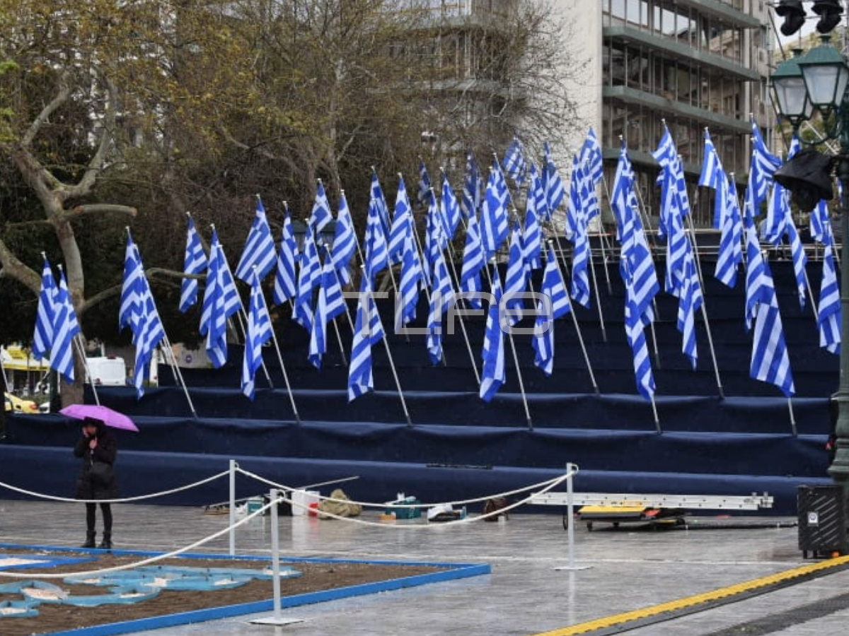 Παρέλαση 25ης Μαρτίου: Γέμισε γαλανόλευκες σημαίες το Σύνταγμα – Φωτορεπορτάζ του TLIFE