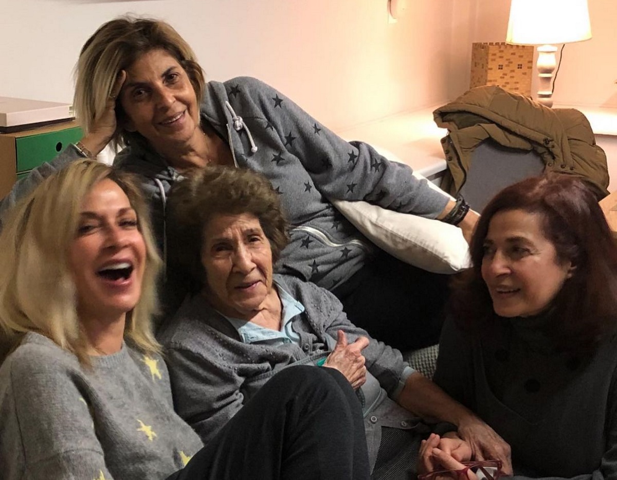 Άννα Βίσση: Η μητέρα της έγινε 89 και το γιόρτασαν με ένα οικογενειακό πάρτι γενεθλίων