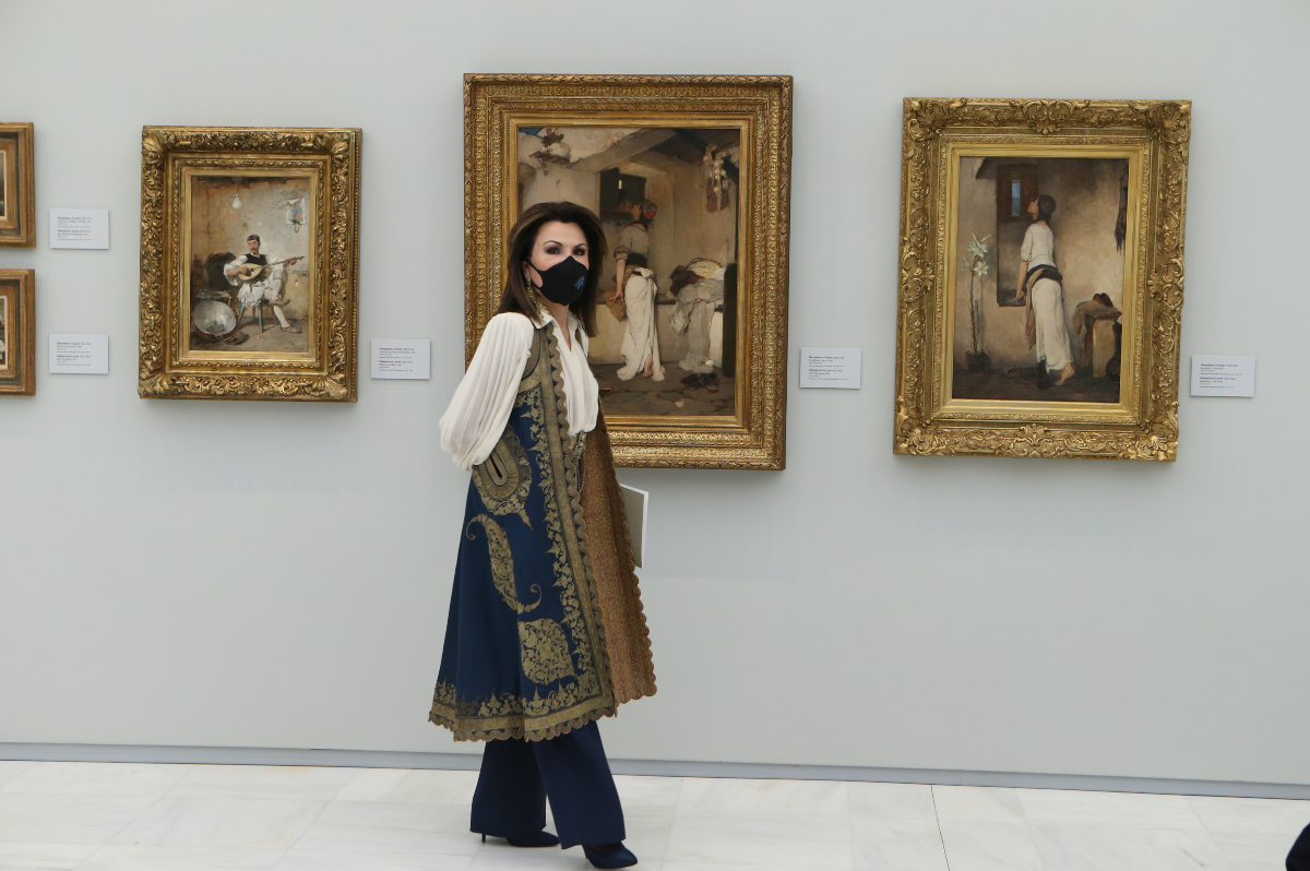 Η Γιάννα Αγγελοπούλου φόρεσε ένα παραδοσιακό γιλέκο με μοντέρνο στιλ