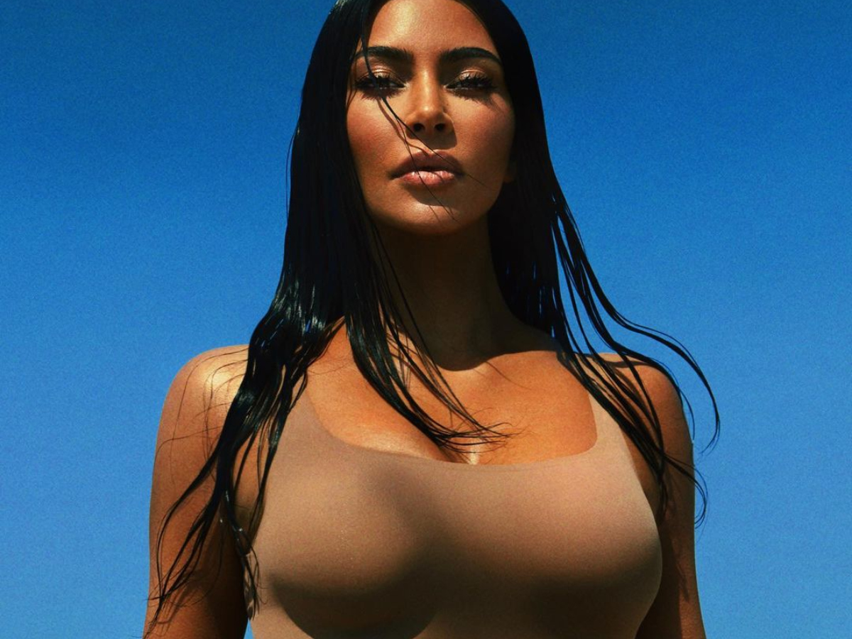 H Κim Kardashian φοράει military αλλά με sexy style
