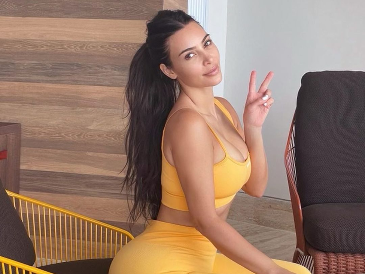 Η Kim Kardashian ποζάρει με παπούτσια από την νέα συλλογή του Kanye West