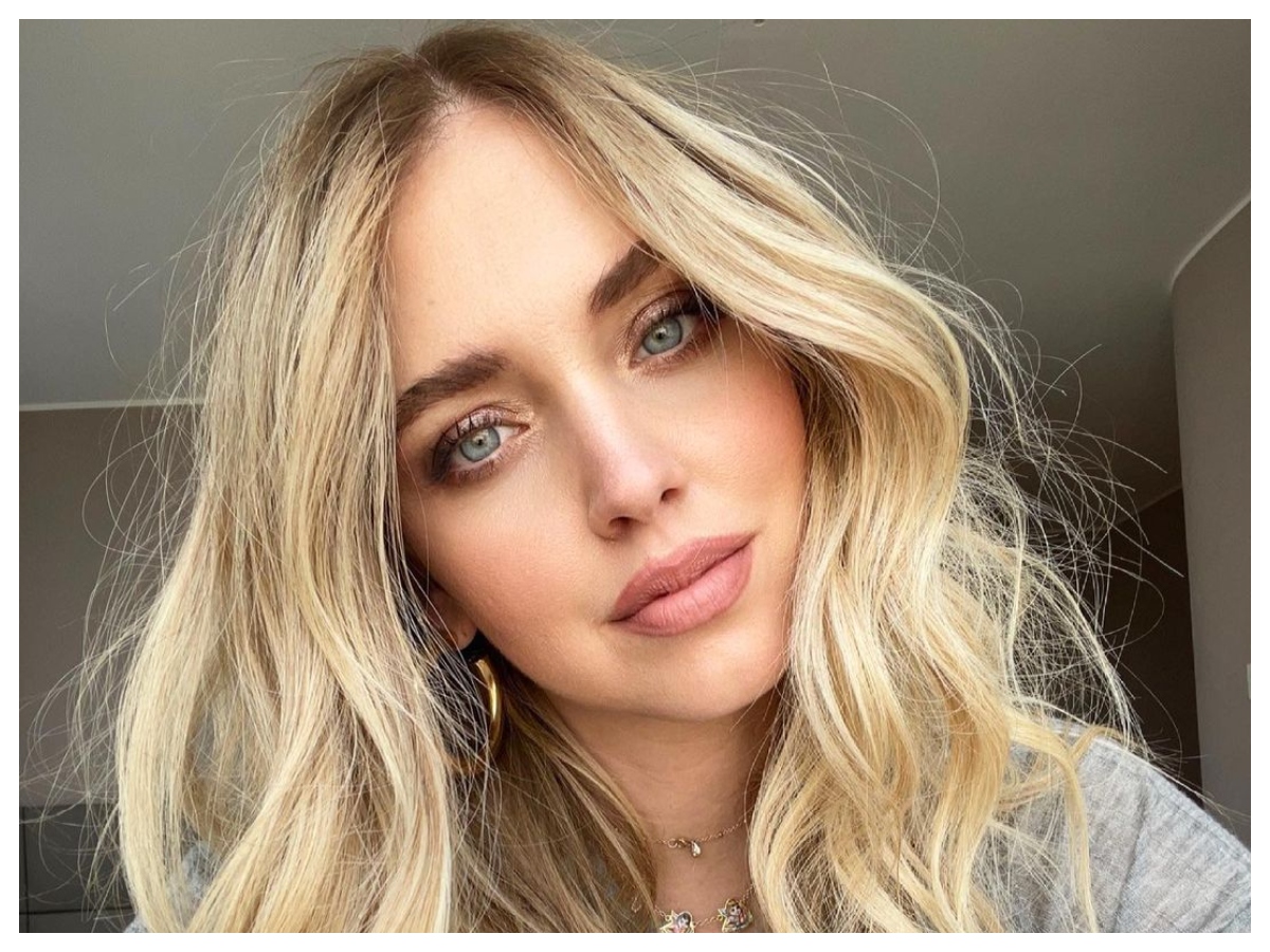 H Chiara Ferragni θα σε πείσει να βάλεις πράσινη σκιά με glitter