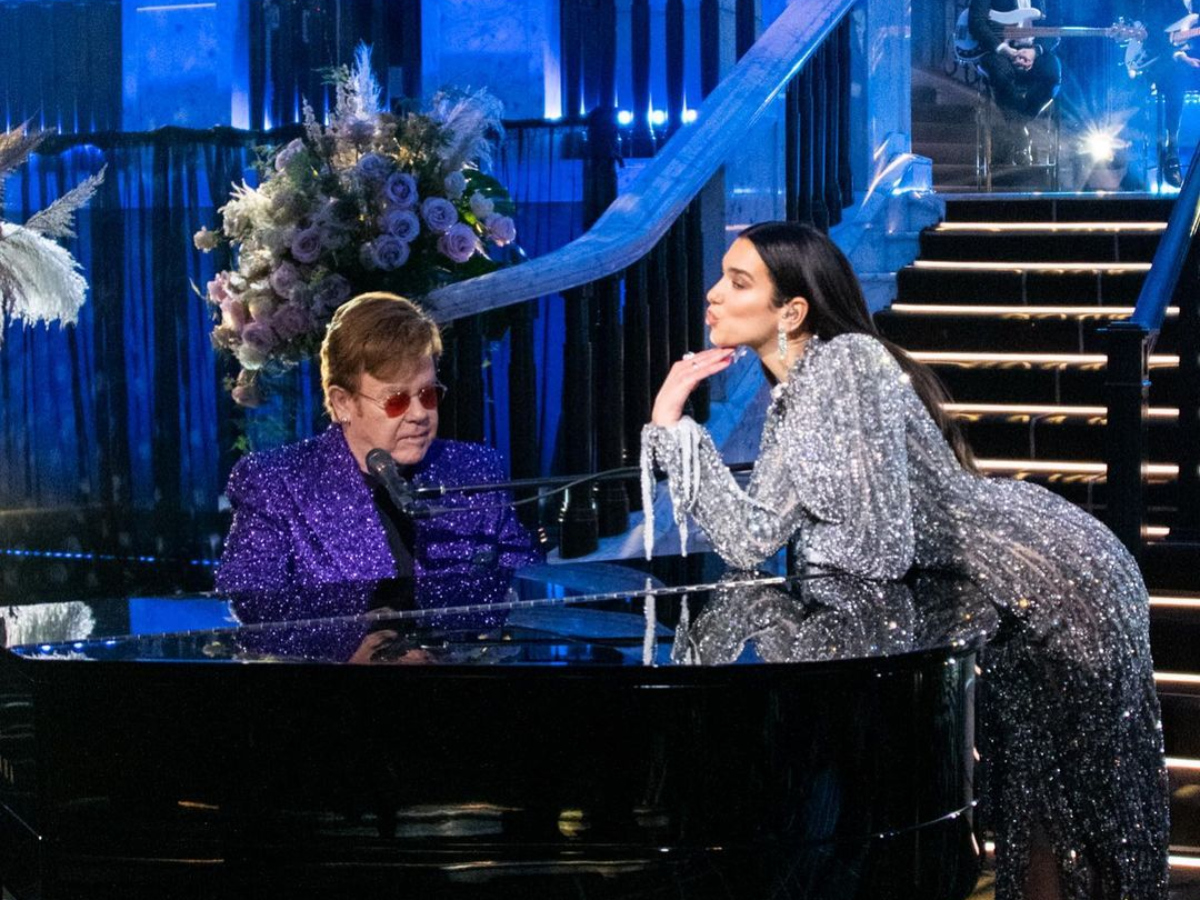 H Dua Lipa τραγουδάει μαζί με τον Elton John φορώντας 2 high fashion φορέματα