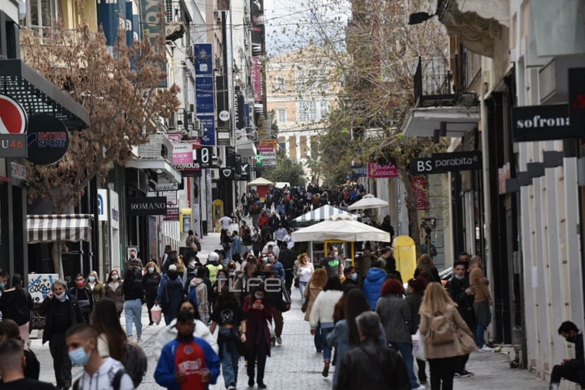 Λιανεμπόριο: Άνοιξαν τα μαγαζιά – Αυξημένη η κίνηση στην Ερμού – Φωτορεπορτάζ του TLIFE