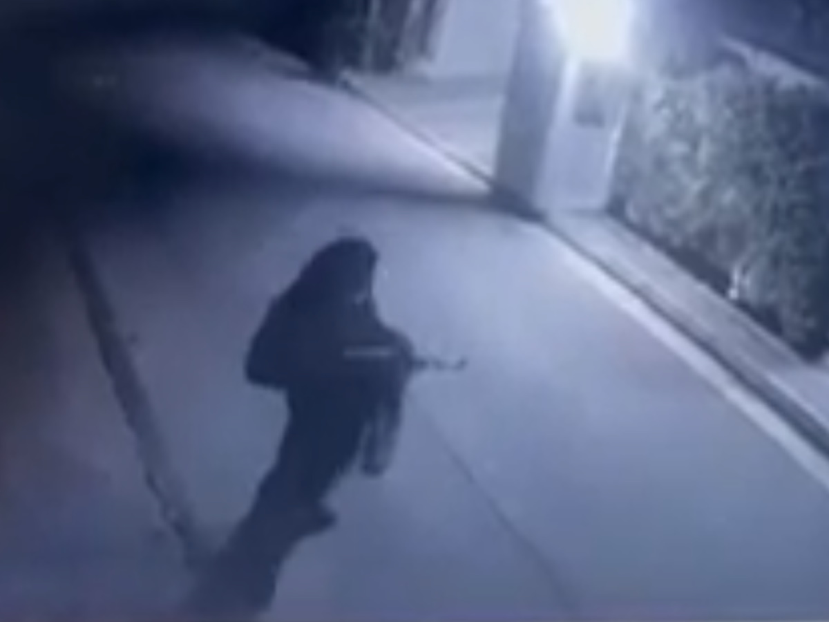 Μένιος Φουρθιώτης: Το βίντεο, την ώρα που άγνωστος πυροβολεί το σπίτι του