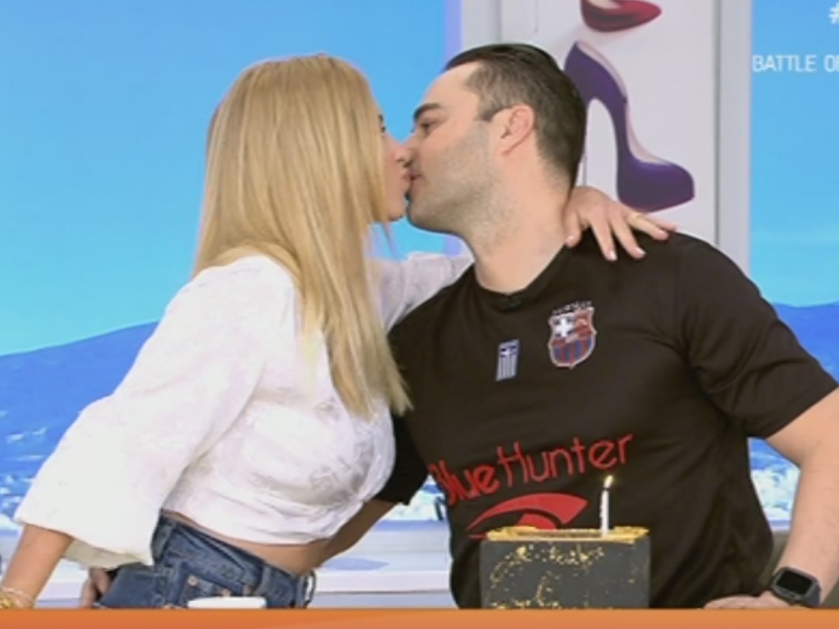 Γενέθλια για τον Κώστα Φραγκολιά: Έκπληξη από τη σύντροφό του στο πλατό – Η πρόταση γάμου και το μονόπετρο