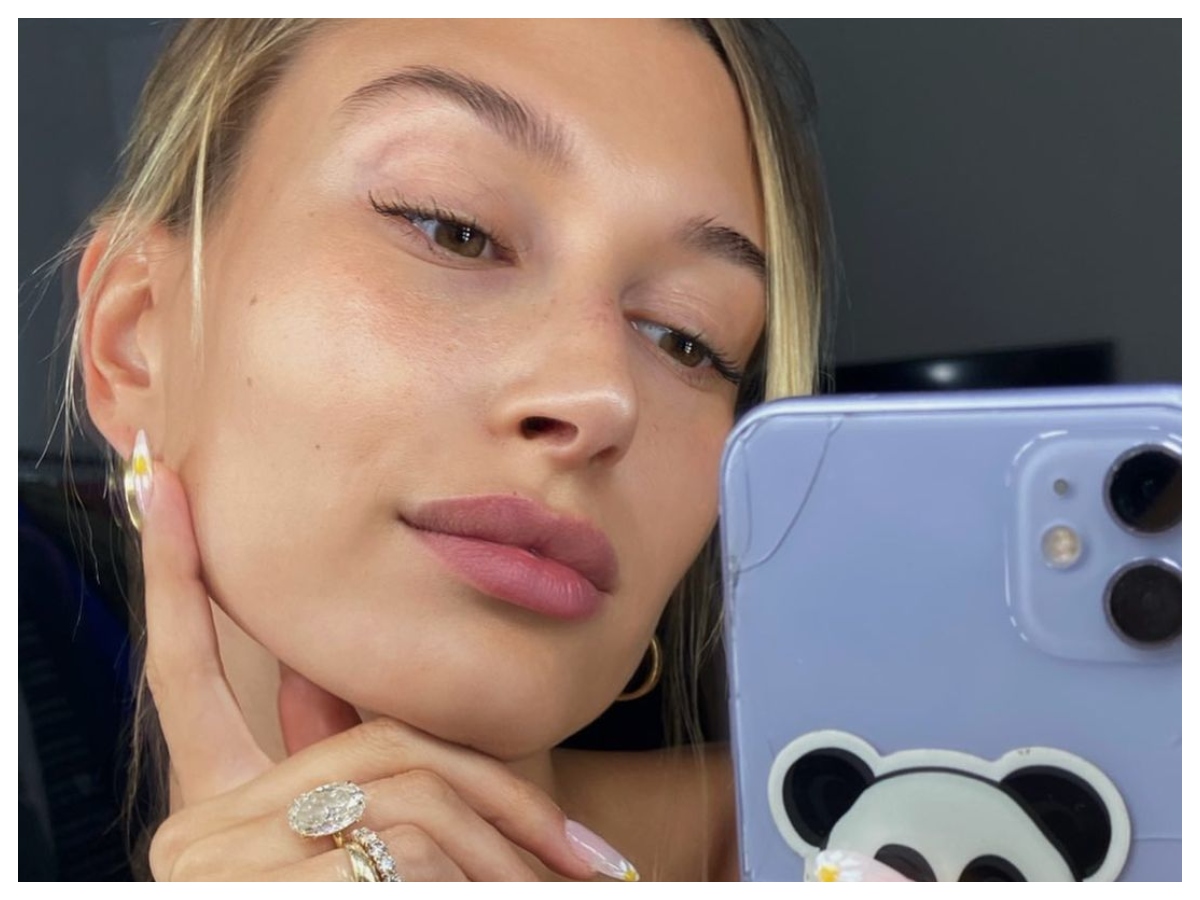 Ouch! Η χειρότερη beauty εμπειρία της Hailey Bieber μας έκανε να πονέσουμε