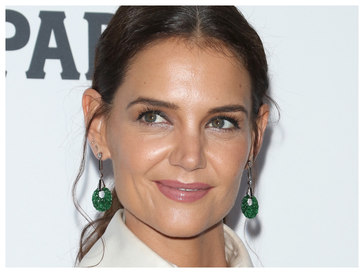 Katie Holmes: Εμφανίστηκε με bedhead hair look στην πιο κομψή εκδοχή του