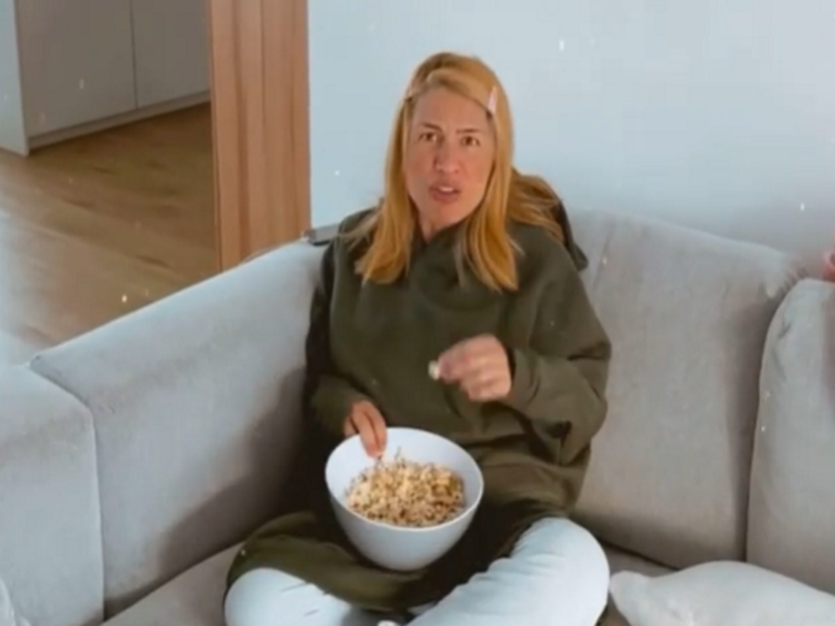 Μαρία Ηλιάκη: Το επικό βίντεο που τρώει μια γαβάθα ποπ κορν και την τρολάρει ο αγαπημένος της