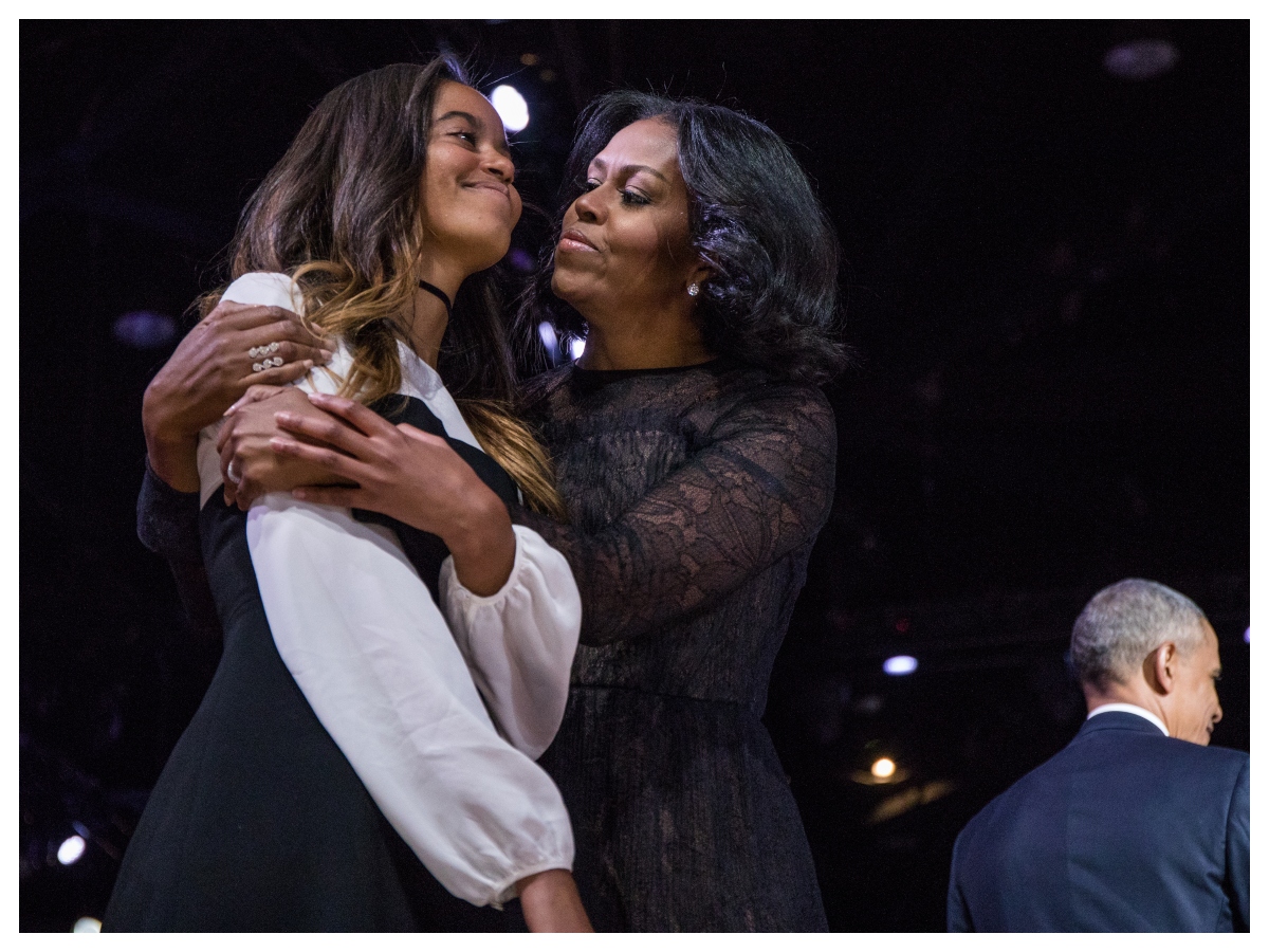 Οι κόρες της Michelle Obama “κλέβουν” τα καλλυντικά της μαμάς τους