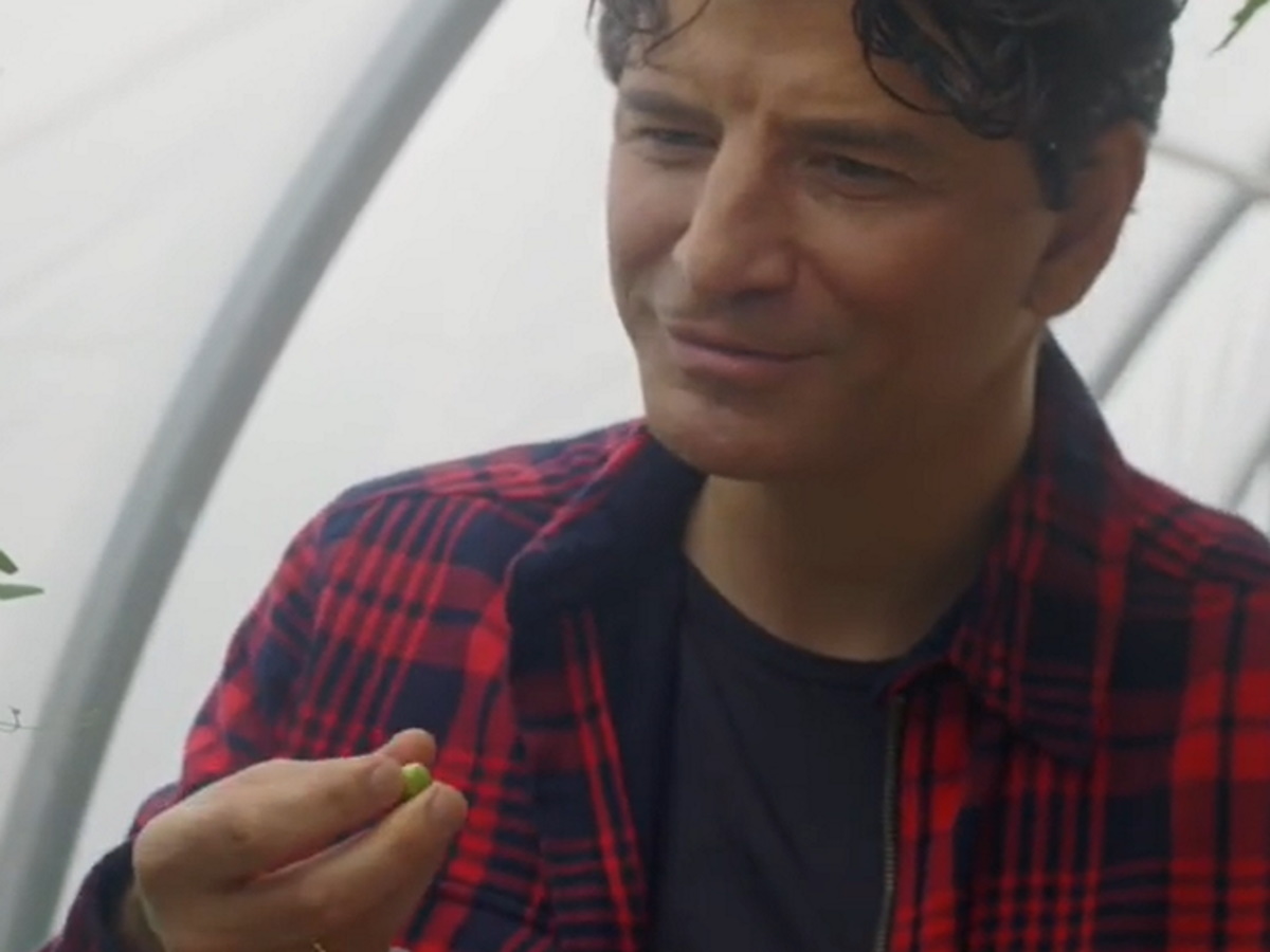 Σάκης Ρουβάς: Μας ξεναγεί στο θερμοκήπιό του και δοκιμάζει τα φρούτα και τα λαχανικά του