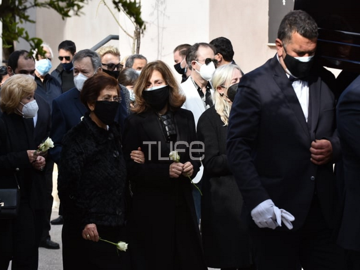 Τάκης Βουγιουκλάκης: Θλίψη στην κηδεία του αδελφού της Αλίκης, στο Κοιμητήριο Χαλανδρίου