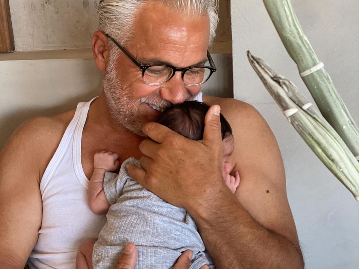 Ανίτα Μπραντ: Εύχεται χρόνια πολλά στον Χάρη Χριστόπουλο με 5 υπέροχες φωτογραφίες αγκαλιά με τον γιο τους