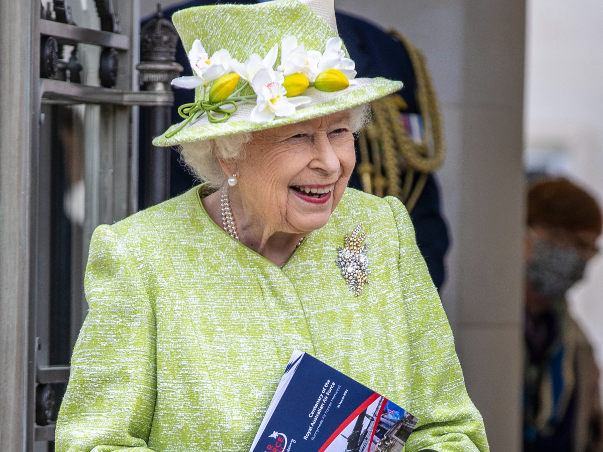 Γιατί η Βασίλισσα Ελισάβετ φοράει τόσο συχνά αυτό το χρώμα στις επίσημες εμφανίσεις