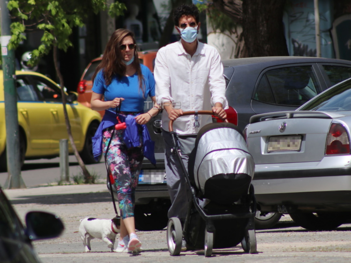 Oρφέας Αυγουστίδης: Βόλτα στο κέντρο της Αθήνας μαζί με την σύντροφο και τον νεογέννητο γιο τους