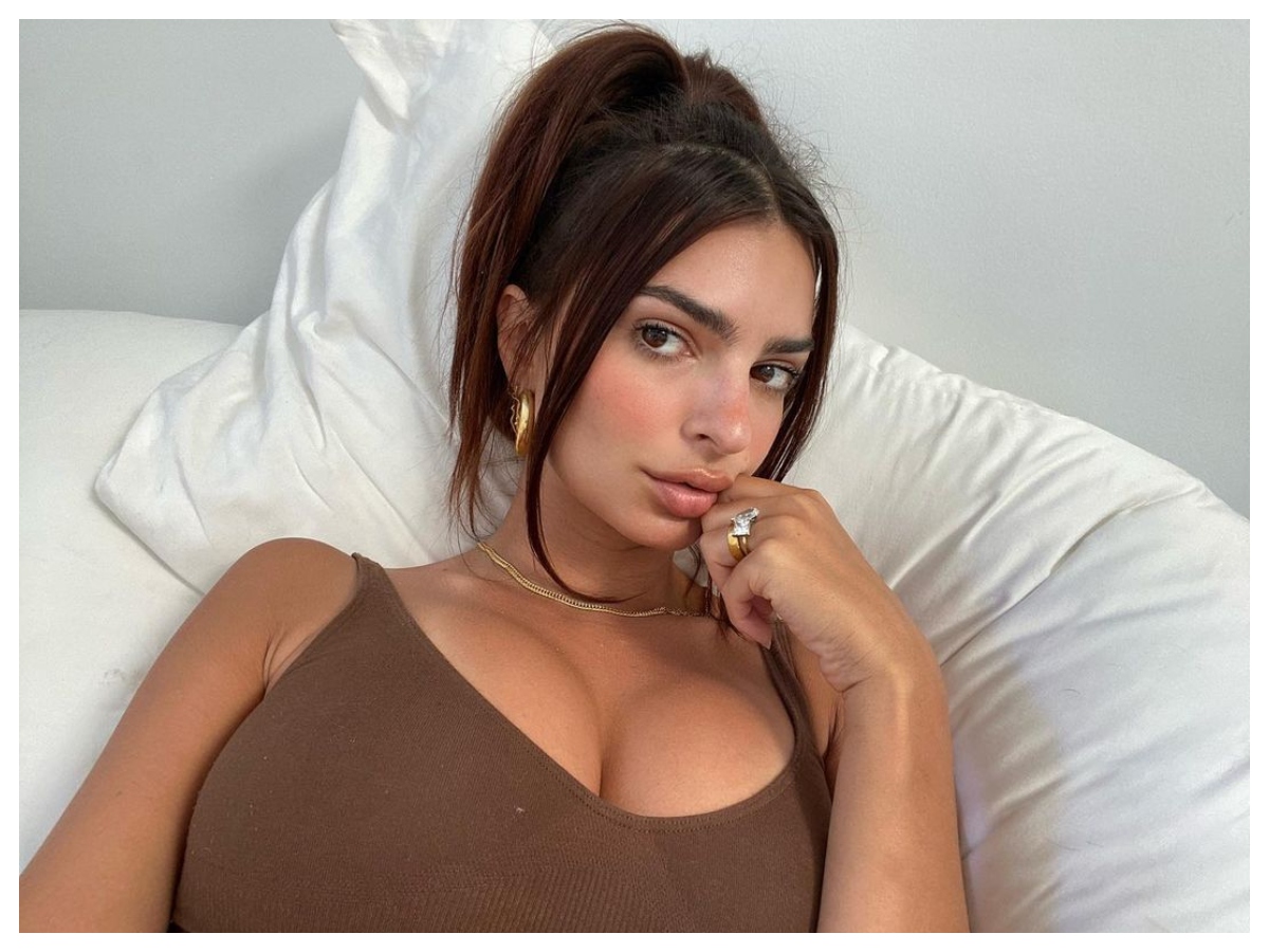 Η Emily Ratajkowski μας δείχνει για πρώτη φορά τα σγουρά της μαλλιά!