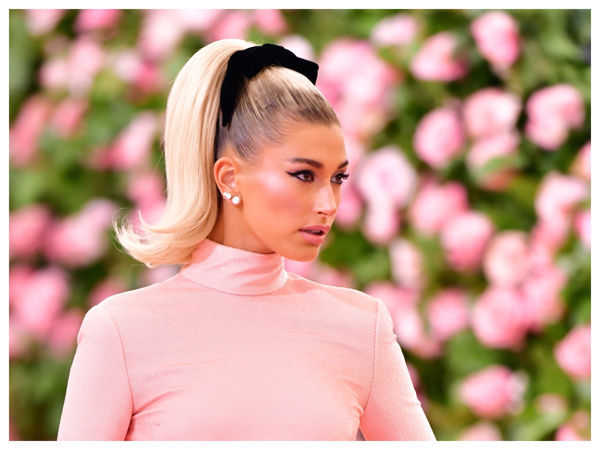 H Hailey Bieber μας δείχνει πώς ετοιμάζεται για ένα red carpet event (κι έχει ένα τέλειο μυστικό)