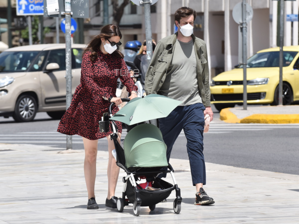Αναστασία Καίσαρη – Thomas Persy: Βόλτα στο κέντρο της Αθήνας με την 5 μηνών κόρη τους! Φωτογραφίες TLIFE