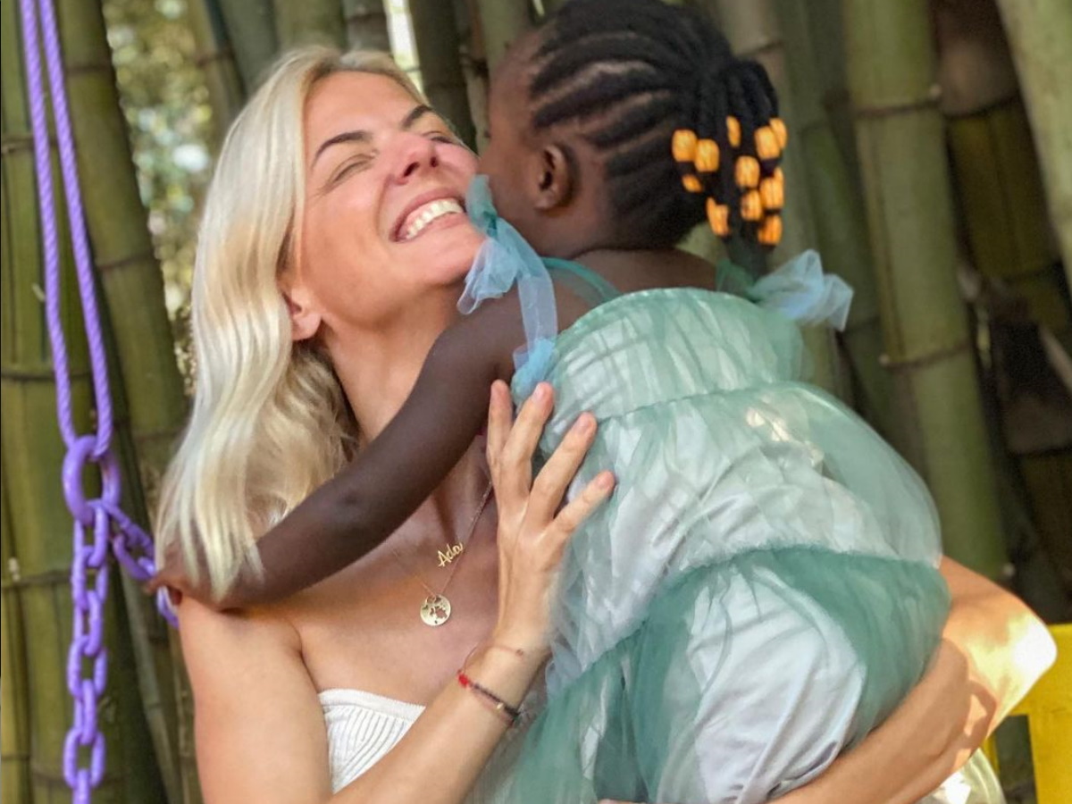 Χριστίνα Κοντοβά: Η συγκλονιστική στιγμή που αποχαιρετά την κόρη της στην Ουγκάντα