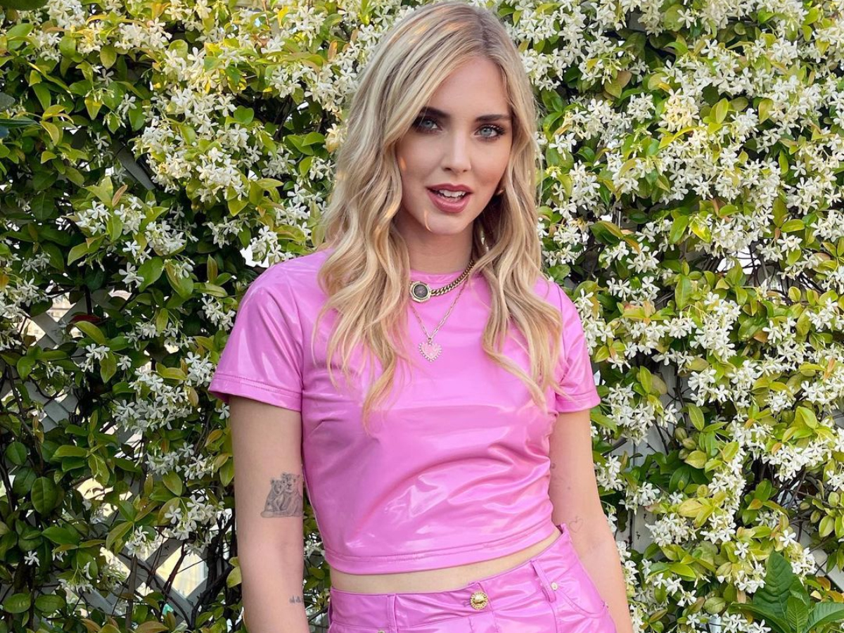 Η Chiara Ferragni πίνει τον καφέ της με μοναδικό στιλ