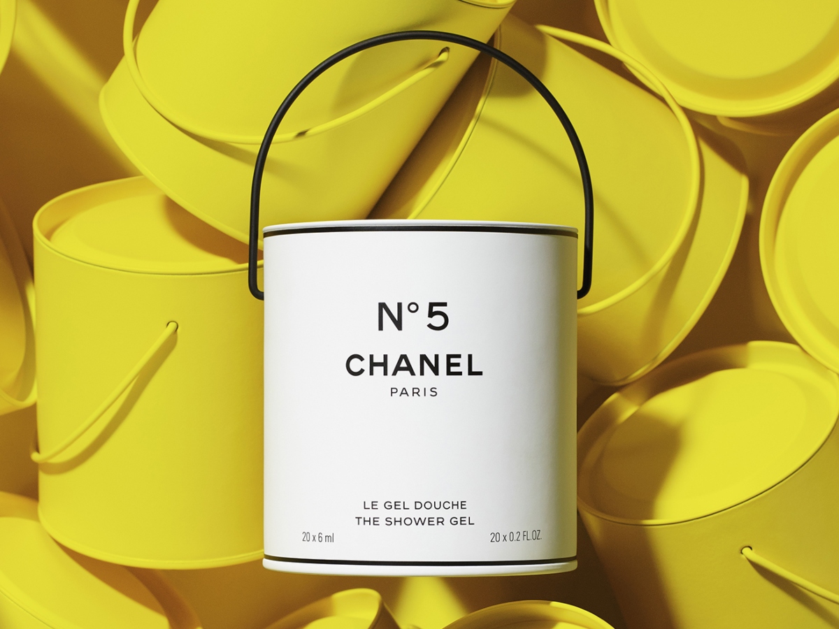 CHANEL FACTORY 5: Το θρυλικό Chanel No5 γιορτάζει τα 100 χρόνια και “μπαίνει” στις πιο αναπάντεχες συσκευασίες