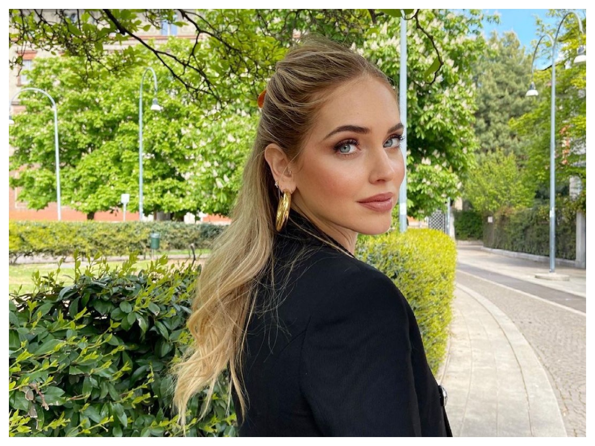 Η Chiara Ferragni φοράει ξανά και ξανά αυτό το hair accessory