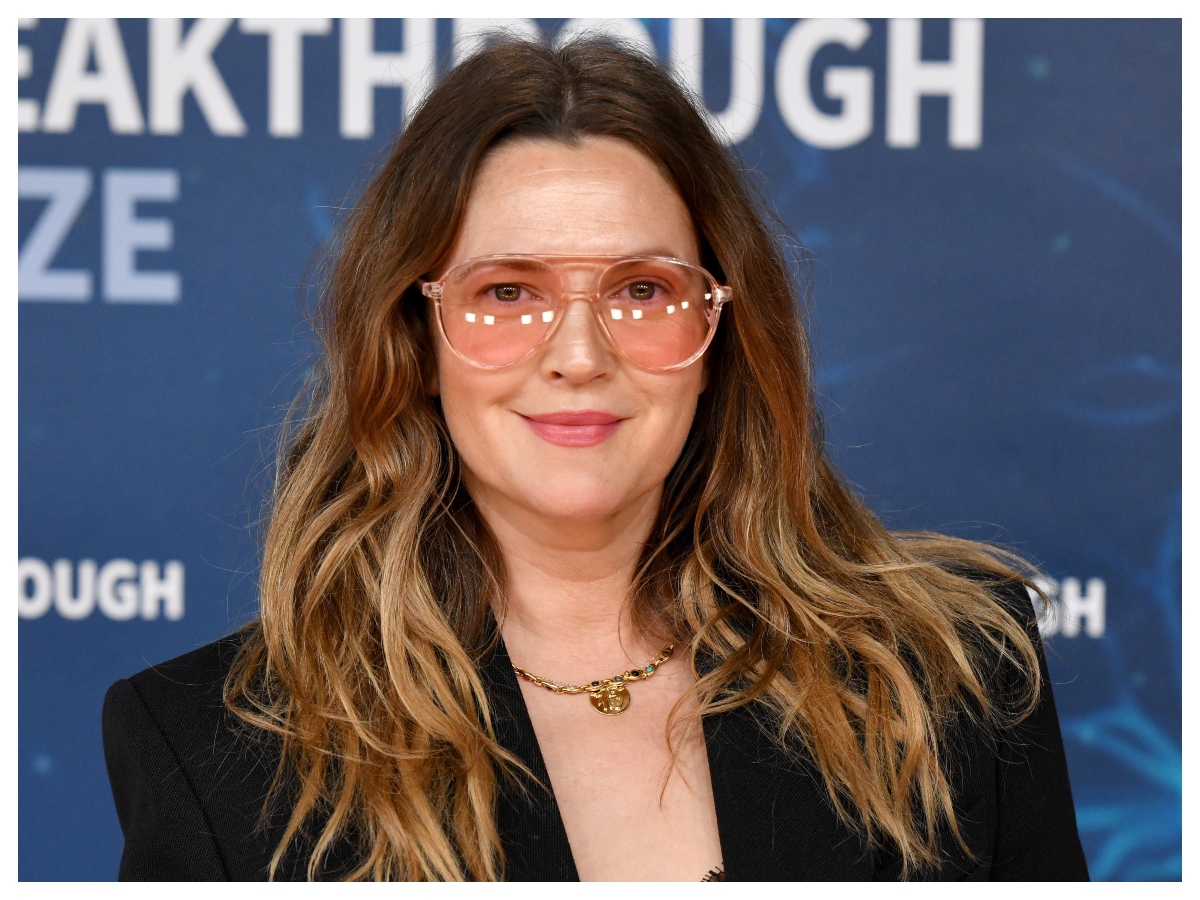 Drew Barrymore: Θυμάται την τάση των skinny φρυδιών που όλες θέλουμε να ξεχάσουμε