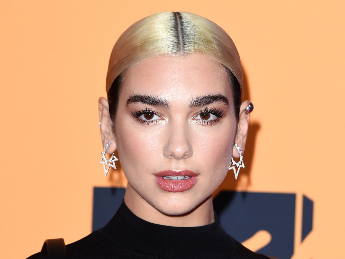 Τα νέα whispy bangs της Dua Lipa θα σε πείσουν να κόψεις κι εσύ τα μαλλιά σου