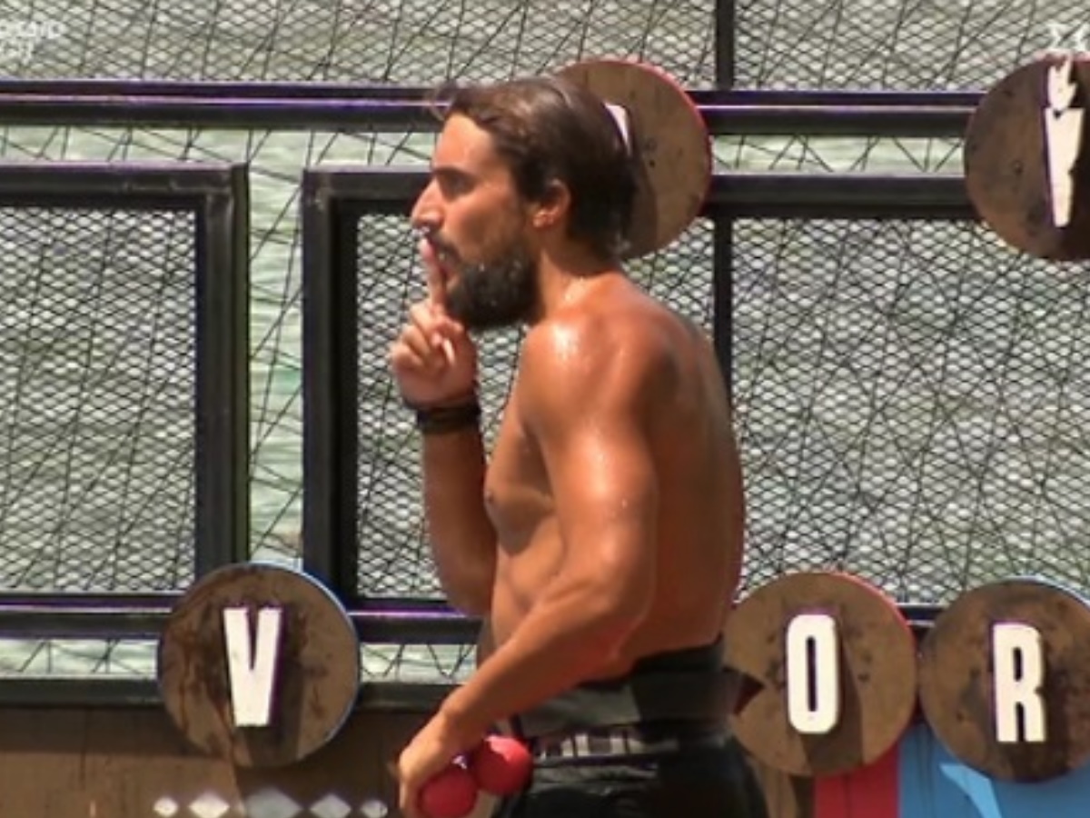 Survivor – Σάκης Κατσούλης: Η χειρονομία στη Μαριαλένα Ρουμελιώτη να σωπάσει προκάλεσε θυμό στο twitter